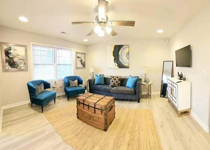 Chic Oasis: 3Br, 2Ba, Private Deck